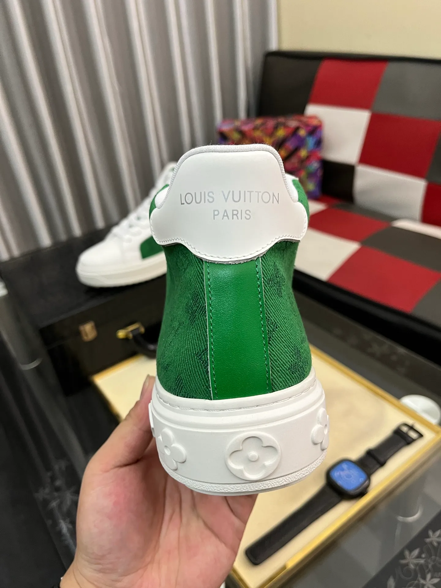 Men's shoes 💰: 560⌚️⌚️ Louis vuitton/LV Louis Vuitton 》Original quality.~ Unique modern style sneakers. 🏃A must-have casual shoe for trendy men😍😍 Original brand imported from Italy, imported original leather, sheep lining (refuses to discolor and grind feet) Sole: Original sole provided by the original factory, French lazy style design ⚠️Fit to the feet, original quality, super comfortable original sole. Code number: 38-444⃣️Color optional